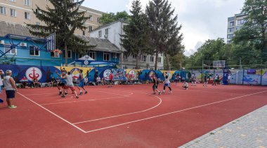 Odessa, Ukrayna - 28 Temmuz 2018: Ergen 3 x 3 streetball Şampiyonası sırasında basketbol oynuyorum. Gençler bir açık şehir spor yere sokak basketbol oynuyorum. Streetball - sokak kültürleri
