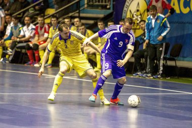 Odessa, Ukrayna - 12 Nisan 2016: Dünya Kupası play-off maçı Ukrayna - Slovakiya. Futsal oynuyor. Modern Bahçesi kapsayan spor salonu büyük sahnede mini futbol