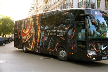 Odessa, Ukrayna - 15 Haziran 2017: futbol kulübü stadyuma hamle Shakhtar Şirket otobüs markalı. Tutkunlarının Fotoğraf Kulübü otobüs - Shakhtar Donetsk markalı. Futbol sembolleri