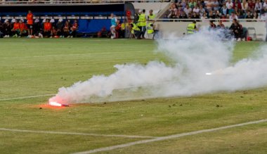 Odessa, Ukrayna - Temmuz 15,2017: Foxtrot süper kupa. Madenci - Dinamo. Fanatik heyecanlı hayranları ile havai fişek. Taraftar standları yanık yangında sevinirler ve çırpmaya başlar. Petards stadyum alanında oyun parçaladı