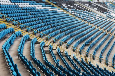 Stadyum standları boş eski plastik sandalyeler. Çok boş koltuk tribünlerde seyirci için. Boş plastik sandalye ve oturaklar futbol taraftarları için. Tribün, seyirci oyun