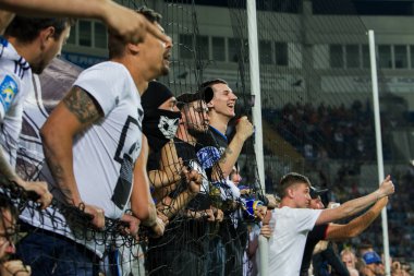 Odessa, Ukrayna - 15 Haziran 2017: Foxtrot süper kupa. Shakhtar - Dinamo (Kiev). Fanatik hayranları standları ebedi rakip oyun sırasında. Standları hayranları sevinirler, Not ve çırpınan bayrak. İnsanlar Stadı'nda arıyoruz