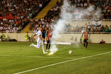 Odessa, Ukrayna - Temmuz 15,2017: Foxtrot süper kupa. Madenci - Dinamo. Fanatik heyecanlı hayranları ile havai fişek. Taraftar standları yanık yangında sevinirler ve çırpmaya başlar. Petards stadyum alanında oyun parçaladı