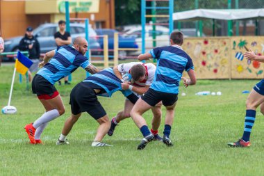 Odessa, Ukrayna - 26 Mayıs 2018: Ukrayna Kupası Politechnik - Odessa ve Credo - 65 Odessa (kırmızı). Rugby topu için oyuncuların yoğun mücadele. Yeşil alan stadyum üzerinde dinamik oyun