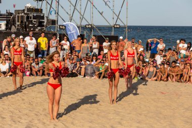 Odessa, Ukrayna - 26 Ağustos 2017: Şampiyonası deniz Festivali sırasında Z-Oyunlar Amigo içinde Ukrayna. Güzel genç spor kızlar amigo festiva kumsalda kumdan gerçekleştirmek