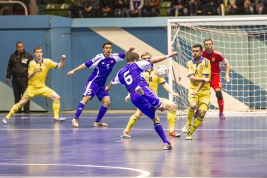 Odessa, Ukrayna - 12 Nisan 2016: Dünya Kupası play-off maçı Ukrayna - Slovakiya. Futsal oynuyor. Modern Bahçesi kapsayan spor salonu büyük sahnede mini futbol