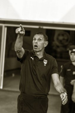 Odessa, Ukrayna - 9 Ağustos 2018: Gustavo Augusto Poyet Dominguez baş antrenör Bordeaux oyun Uefa Avrupa Ligi 2018 Fc Mariupol ' (Ukrayna) sırasında. Basın toplantısı koç Bordeaux Poyet Dominguez