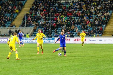 Odessa, Ukrayna -24 Mart 2016: Dostluk maçı (sarı) Ukrayna Millî Futbol takımı ve Kıbrıs (mavi) Milli takımı arasında. Yoğun maç oyun an.
