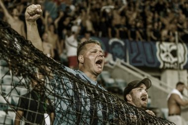 Odessa, Ukrayna - 3 Ağustos 2018: duygusal futbol taraftarları destek ekibi stadyumunda futbol kulübü Djurgardens Eğer İsveç oyun Uefa Avrupa Ligi oyun sırasında. Kalabalık futbol taraftarları Stadyumu futbol