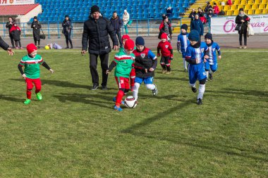 Odessa, Ukrayna 0 1 Nisan 2018: genç çocuklar için oyun spor eğitimi. Futbol futbol çocuklar için oyun. Üniformalı çalıştıran ve futbol oynarken spor kulübü, futbol oyuncuları genç oyuncular