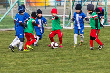 Odessa, Ukrayna 0 1 Nisan 2018: genç çocuklar için oyun spor eğitimi. Futbol futbol çocuklar için oyun. Üniformalı çalıştıran ve futbol oynarken spor kulübü, futbol oyuncuları genç oyuncular