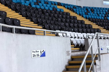 Stadyum standları boş eski plastik sandalyeler. Çok boş koltuk tribünlerde seyirci için. Boş plastik sandalye ve oturaklar futbol taraftarları için. Tribün, seyirci oyun
