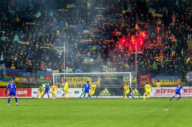 Odessa, Ukrayna -24 Mart 2016: Dostluk maçı (sarı) Ukrayna Millî Futbol takımı ve Kıbrıs (mavi) Milli takımı arasında. Yoğun maç oyun an.