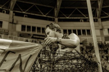 Odessa, Ukrayna - 3 Ağustos 2018: duygusal futbol taraftarları destek ekibi stadyumunda futbol kulübü Djurgardens Eğer İsveç oyun Uefa Avrupa Ligi oyun sırasında. Kalabalık futbol taraftarları Stadyumu futbol