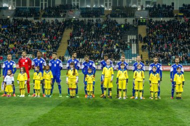Odessa, Ukrayna -24 Mart 2016: Dostluk maçı (sarı) Ukrayna Millî Futbol takımı ve Kıbrıs (mavi) Milli takımı arasında. Yoğun maç oyun an.