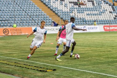 Odessa, Ukrayna - 3 Ağustos 2018: Futbolcular, Fc Djurgardens Eğer İsveç Melkemichel özcan sırasında oyun Uefa Avrupa Ligi 2018 Fc Mariupol (Ukrayna) ile futbol sahada. Futbol oyuncular Tren