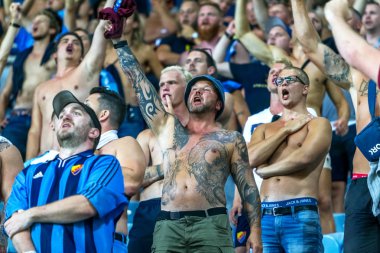 Odessa, Ukrayna - 3 Ağustos 2018: duygusal futbol taraftarları destek ekibi stadyumunda futbol kulübü Djurgardens Eğer İsveç oyun Uefa Avrupa Ligi oyun sırasında. Kalabalık futbol taraftarları Stadyumu futbol
