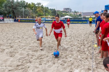 Odessa, Ukrayna-Temmuz 22, 2018: Beach Futbol Şampiyonası sahilde amatör kadınlar arasında. Futbol kum. Bir şehir plaj kum üzerinde plaj futbolu oynayan genç güzel kız