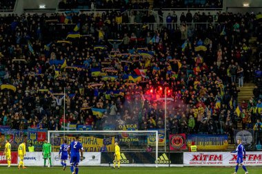 Odessa, Ukrayna -24 Mart 2016: Dostluk maçı (sarı) Ukrayna Millî Futbol takımı ve Kıbrıs (mavi) Milli takımı arasında. Yoğun maç oyun an.