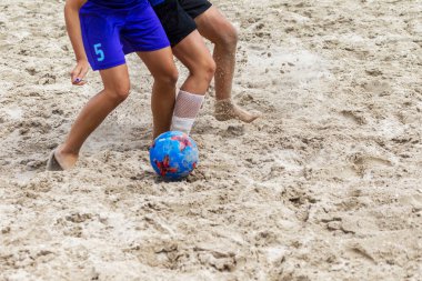 Odessa, Ukrayna-Temmuz 22, 2018: Beach Futbol Şampiyonası sahilde amatör kadınlar arasında. Kum plaj futbolu. Bir şehir plaj kum üzerinde plaj futbolu oynayan genç güzel kız