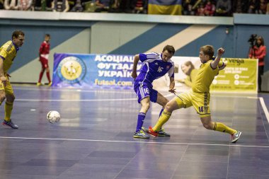 Odessa, Ukrayna - 12 Nisan 2016: Dünya Kupası play-off maçı Ukrayna - Slovakiya. Futsal oynuyor. Modern Bahçesi kapsayan spor salonu büyük sahnede mini futbol