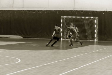 Odessa, Ukrayna - 28 Temmuz 2018: Tanımlanamayan yerel takım parke zemin üzerinde futsal turnuvasında mini-futbol oynayan oyuncuların