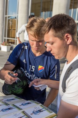 Odessa, Ukrayna - 3 Ağustos 2018: Futbolcular, Fc Djurgardens Eğer İsveç Melkemichel özcan sırasında oyun Uefa Avrupa Ligi 2018 Fc Mariupol (Ukrayna) ile futbol sahada. Futbol oyuncular Tren