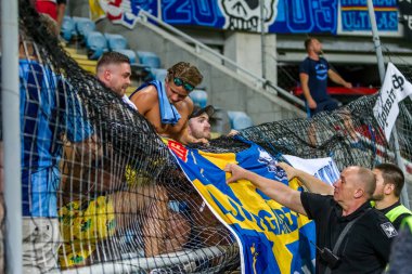 Odessa, Ukrayna - 3 Ağustos 2018: duygusal futbol taraftarları destek ekibi stadyumunda futbol kulübü Djurgardens Eğer İsveç oyun Uefa Avrupa Ligi oyun sırasında. Kalabalık futbol taraftarları Stadyumu futbol