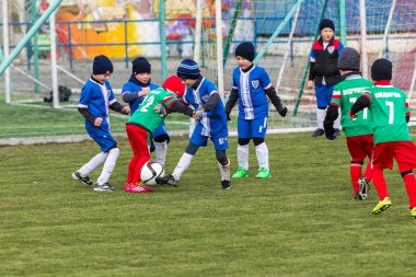Odessa, Ukrayna 0 1 Nisan 2018: genç çocuklar için oyun spor eğitimi. Futbol futbol çocuklar için oyun. Üniformalı çalıştıran ve futbol oynarken spor kulübü, futbol oyuncuları genç oyuncular