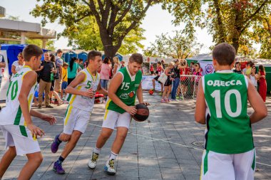 Odessa, Ukrayna -10 Eylül 2016: gençlerin şehir sokak, sokak top oynarken şenlikli seyirci tarafından çevrili. Streetbasketball kasaba Meydanı'nda. Sporcu çocuk basketbol kulübü gösteri performansları