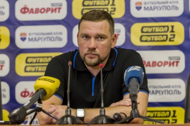 Odessa, Ukrayna - 9 Ağustos 2018: Baş koç Mariupol Alexander Babich oyun Uefa Avrupa Ligi 2018 Mariupol (Ukrayna) sırasında. Basın toplantısı koç Mariupol Alexander Babich