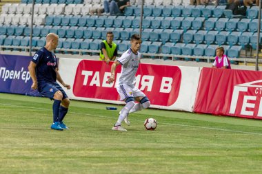 Odessa, Ukrayna - 3 Ağustos 2018: duygusal futbol taraftarları destek ekibi stadyumunda futbol kulübü Djurgardens Eğer İsveç oyun Uefa Avrupa Ligi oyun sırasında. Kalabalık futbol taraftarları Stadyumu futbol
