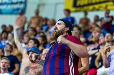 Odessa, Ukrayna - 3 Ağustos 2018: duygusal futbol taraftarları destek ekibi stadyumunda futbol kulübü Djurgardens Eğer İsveç oyun Uefa Avrupa Ligi oyun sırasında. Kalabalık futbol taraftarları Stadyumu futbol