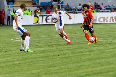 Odessa, Ukrayna - 14 Ağustos 2015: Fc Shakhtar Donetsk ve Fc Dnipro Dnipropetrovsk Ukrayna Kupası maçında top için kavga ediyorlar. Ayrıntı oyunun.