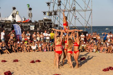 Odessa, Ukrayna - 26 Ağustos 2017: Şampiyonası deniz Festivali sırasında Z-Oyunlar Amigo içinde Ukrayna. Güzel genç spor kızlar amigo festiva kumsalda kumdan gerçekleştirmek