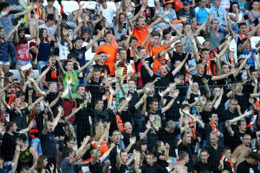 Odessa, Ukrayna - 10 Temmuz 2013: oyun alanı, 10 Temmuz 2013, Odessa, Ukrayna üzerinde oyun Shakhtar Donetsk ve Chernomorets sırasında duygusal futbolseverleri ultras ayaklandı