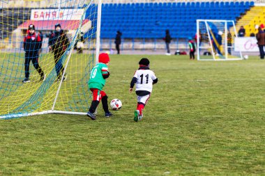 Odessa, Ukrayna 0 1 Nisan 2018: genç çocuklar için oyun spor eğitimi. Futbol futbol çocuklar için oyun. Üniformalı çalıştıran ve futbol oynarken spor kulübü, futbol oyuncuları genç oyuncular