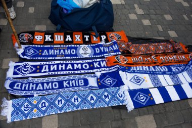 Odessa, Ukrayna - 15 Haziran 2017: Futbol sembolleri ticarette, maçtan önce futbol Hatıra Eşyası satılmaktadır. Fanlar ve hayranları takım futbol eşarp takımları Shakhtar ve Dinamo satın
