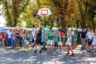Odessa, Ukrayna -10 Eylül 2016: gençlerin şehir sokak, sokak top oynarken şenlikli seyirci tarafından çevrili. Streetbasketball kasaba Meydanı'nda. Sporcu çocuk basketbol kulübü gösteri performansları