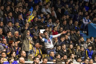 Odessa, Ukrayna - 12 Nisan 2016: Dünya Kupası play-off maçı Ukrayna - Slovakiya. Futsal oynuyor. Modern Bahçesi kapsayan spor salonu büyük sahnede mini futbol