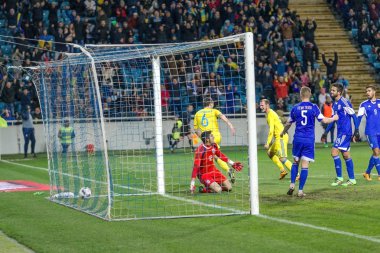 Odessa, Ukrayna -24 Mart 2016: Dostluk maçı (sarı) Ukrayna Millî Futbol takımı ve Kıbrıs (mavi) Milli takımı arasında. Yoğun maç oyun an.