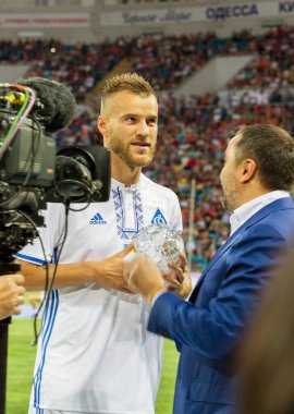 Odessa, Ukrayna - 16 Temmuz 2017: Prestijli futbol sembolü Ödülü - kristal futbol topu. Ödüllendirici en iyi futbol oyuncuları Ukrayna ile kristal futbol Top Ödülü. Andrey Ermolenko Kiev