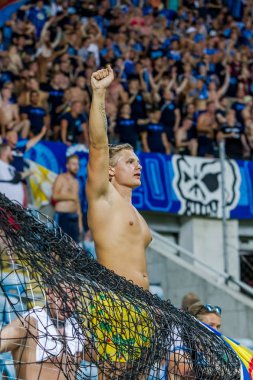 Odessa, Ukrayna - 3 Ağustos 2018: duygusal futbol taraftarları destek ekibi stadyumunda futbol kulübü Djurgardens Eğer İsveç oyun Uefa Avrupa Ligi oyun sırasında. Kalabalık futbol taraftarları Stadyumu futbol