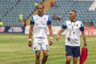 Odessa, Ukrayna - 3 Ağustos 2018: Futbolcular, Fc Djurgardens Eğer İsveç Melkemichel özcan sırasında oyun Uefa Avrupa Ligi 2018 Fc Mariupol (Ukrayna) ile futbol sahada. Futbol oyuncular Tren