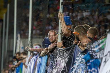 Odessa, Ukrayna - 15 Haziran 2017: Foxtrot süper kupa. Shakhtar - Dinamo (Kiev). Fanatik hayranları standları ebedi rakip oyun sırasında. Standları hayranları sevinirler, Not ve çırpınan bayrak. İnsanlar Stadı'nda arıyoruz