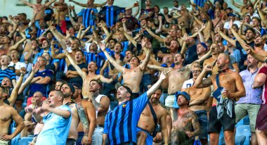 Odessa, Ukrayna - 3 Ağustos 2018: duygusal futbol taraftarları destek ekibi stadyumunda futbol kulübü Djurgardens Eğer İsveç oyun Uefa Avrupa Ligi oyun sırasında. Kalabalık futbol taraftarları Stadyumu futbol