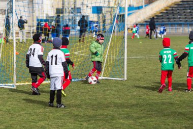 Odessa, Ukrayna 0 1 Nisan 2018: genç çocuklar için oyun spor eğitimi. Futbol futbol çocuklar için oyun. Üniformalı çalıştıran ve futbol oynarken spor kulübü, futbol oyuncuları genç oyuncular