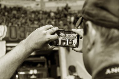 Odessa, Ukrayna - 3 Ağustos 2018: duygusal futbol taraftarları destek ekibi stadyumunda futbol kulübü Djurgardens Eğer İsveç oyun Uefa Avrupa Ligi oyun sırasında. Kalabalık futbol taraftarları Stadyumu futbol