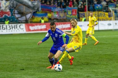 Odessa, Ukrayna -24 Mart 2016: Dostluk maçı (sarı) Ukrayna Millî Futbol takımı ve Kıbrıs (mavi) Milli takımı arasında. Yoğun maç oyun an.