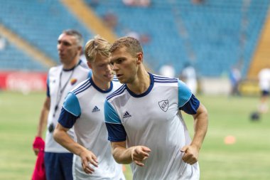 Odessa, Ukrayna - 3 Ağustos 2018: Futbolcular, Fc Djurgardens Eğer İsveç Melkemichel özcan sırasında oyun Uefa Avrupa Ligi 2018 Fc Mariupol (Ukrayna) ile futbol sahada. Futbol oyuncular Tren